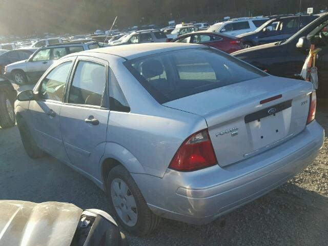 1FAHP34N66W224763 - 2006 FORD FOCUS ZX4 SILVER photo 3