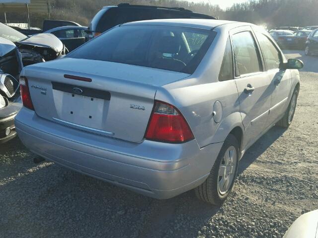 1FAHP34N66W224763 - 2006 FORD FOCUS ZX4 SILVER photo 4