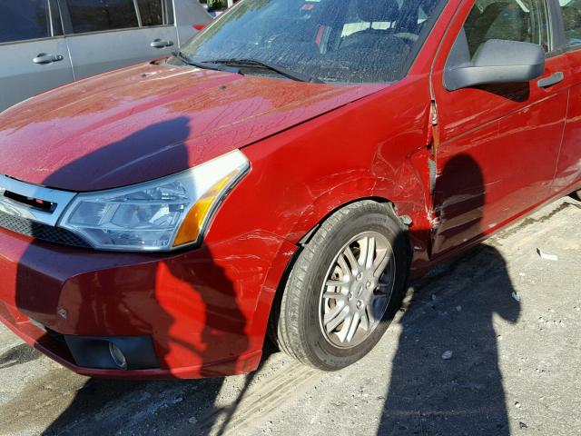 1FAHP3FNXAW159227 - 2010 FORD FOCUS SE RED photo 9