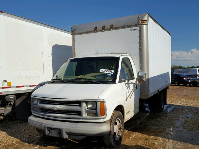 1GBJG31R711233548 - 2001 CHEVROLET EXPRESS CU WHITE photo 2