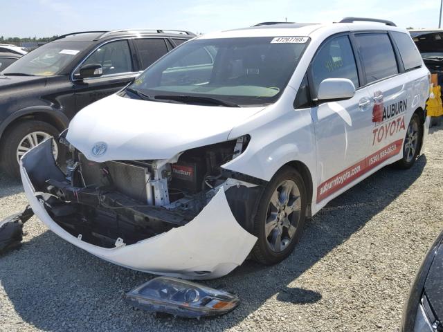 5TDXK3DC2GS731650 - 2016 TOYOTA SIENNA SE WHITE photo 2