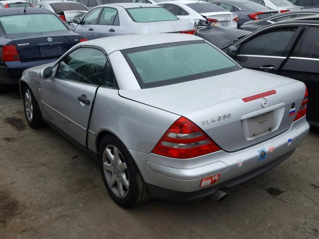 WDBKK47FXWF032821 - 1998 MERCEDES-BENZ SLK 230 KO SILVER photo 3