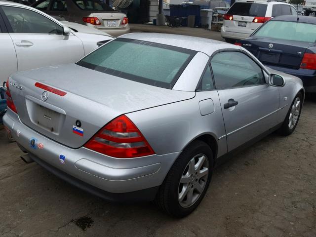 WDBKK47FXWF032821 - 1998 MERCEDES-BENZ SLK 230 KO SILVER photo 4