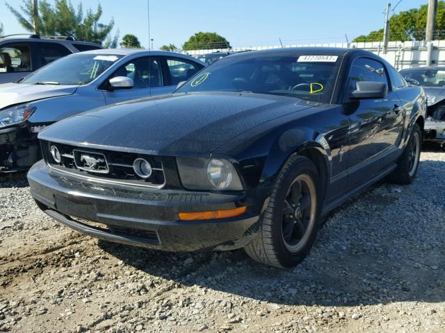 1ZVFT80N865229370 - 2006 FORD MUSTANG BLACK photo 2