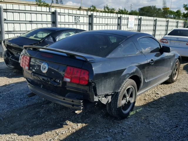 1ZVFT80N865229370 - 2006 FORD MUSTANG BLACK photo 4