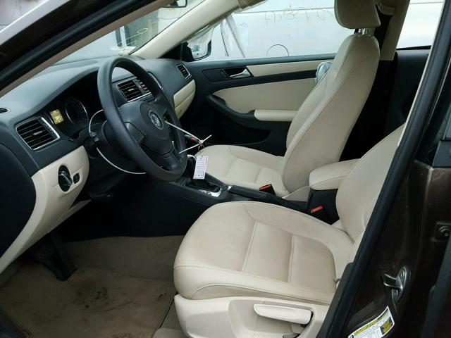 3VWDX7AJ2CM337443 - 2012 VOLKSWAGEN JETTA SE 棕色 照片 5