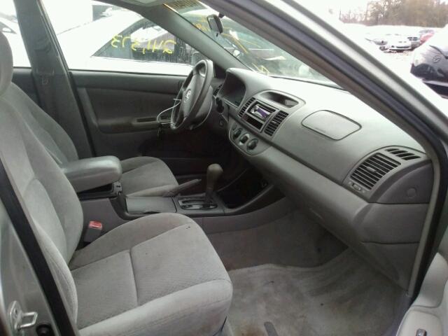 4T1BE32K94U931357 - 2004 TOYOTA CAMRY LE ვერცხლისფერი ფოტო 5