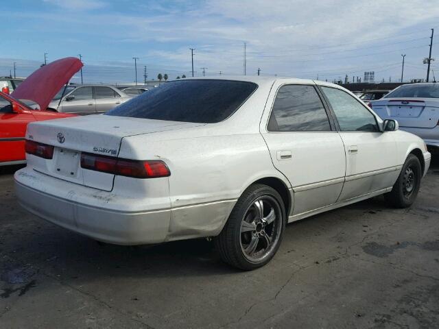 JT2BG22K9X0375225 - 1999 TOYOTA CAMRY LE WHITE photo 4