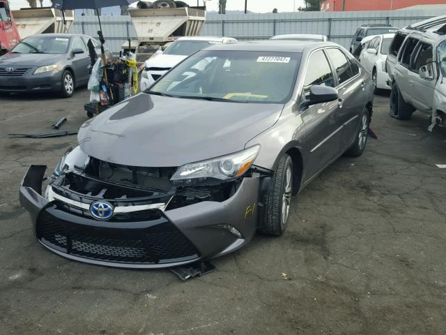 4T1BD1FK3HU216839 - 2017 TOYOTA CAMRY HYBR GRAY photo 2