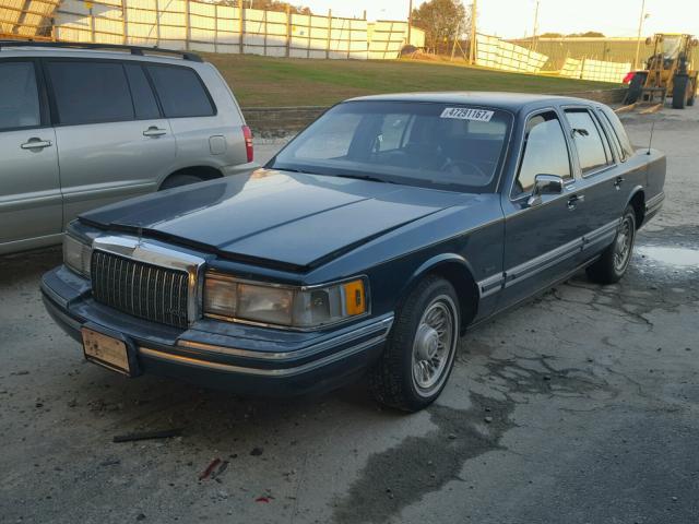 1LNLM82W6PY772334 - 1993 LINCOLN TOWN CAR S GREEN photo 2