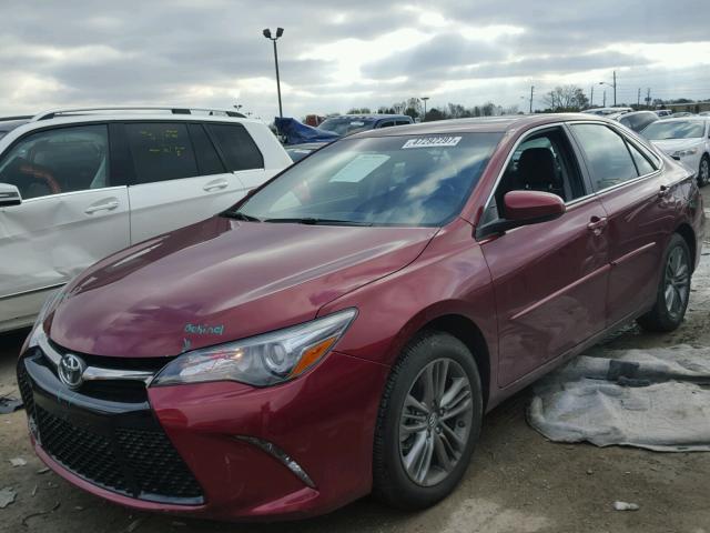 4T1BF1FK0HU744087 - 2017 TOYOTA CAMRY LE RED photo 2