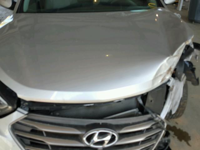 5XYZU3LB0HG402195 - 2017 HYUNDAI SANTA FE S SILVER photo 7