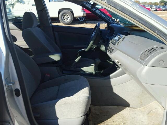 4T1BE32K94U882810 - 2004 TOYOTA CAMRY LE ვერცხლისფერი ფოტო 5