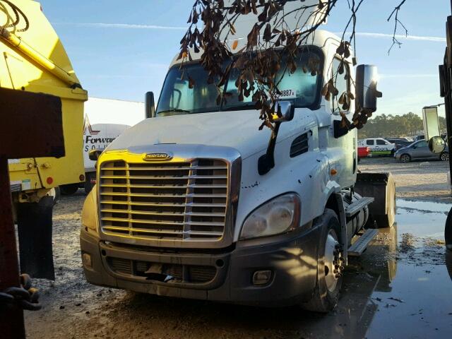 1FUBGADV1ELFT5209 - 2014 FREIGHTLINER CASCADIA 1 WHITE photo 2