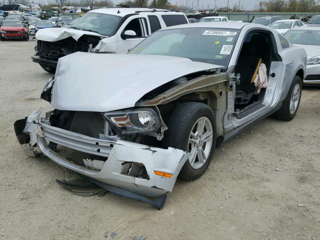 1ZVBP8AM3C5234741 - 2012 FORD MUSTANG SILVER photo 2