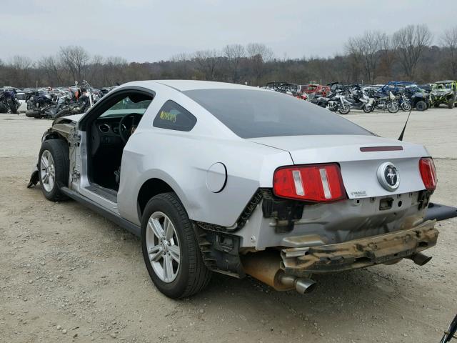 1ZVBP8AM3C5234741 - 2012 FORD MUSTANG SILVER photo 3