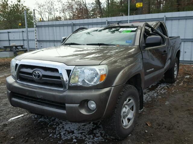 5TELU4EN3AZ690762 - 2010 TOYOTA TACOMA DOU BROWN photo 2