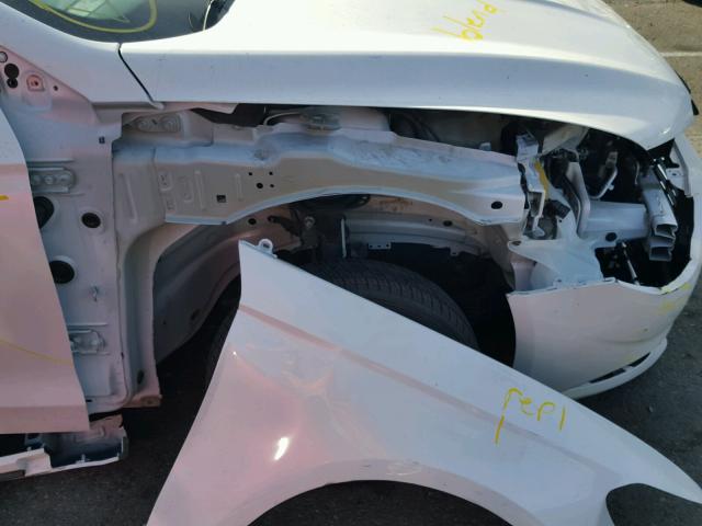 3FA6P0H96GR384617 - 2016 FORD FUSION SE WHITE photo 9