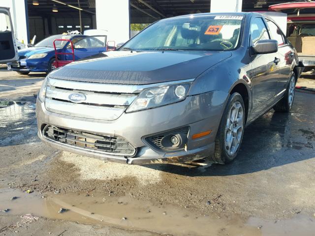 3FAHP0HA1BR317502 - 2011 FORD FUSION SE GRAY photo 2