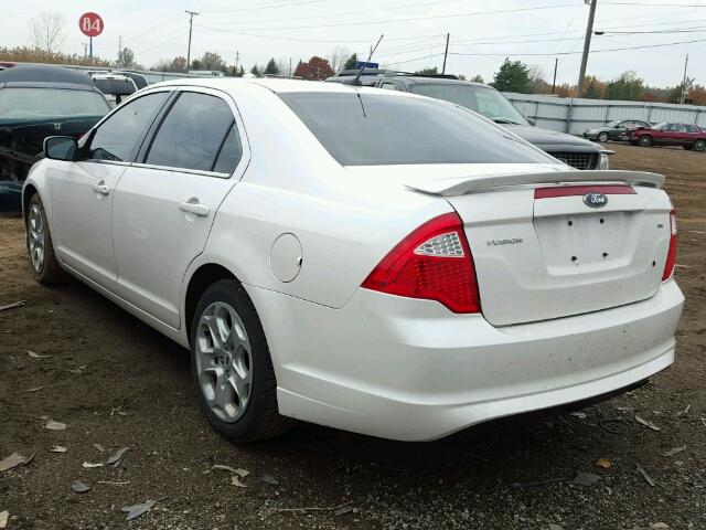 3FAHP0HA8AR381759 - 2010 FORD FUSION SE WHITE photo 3