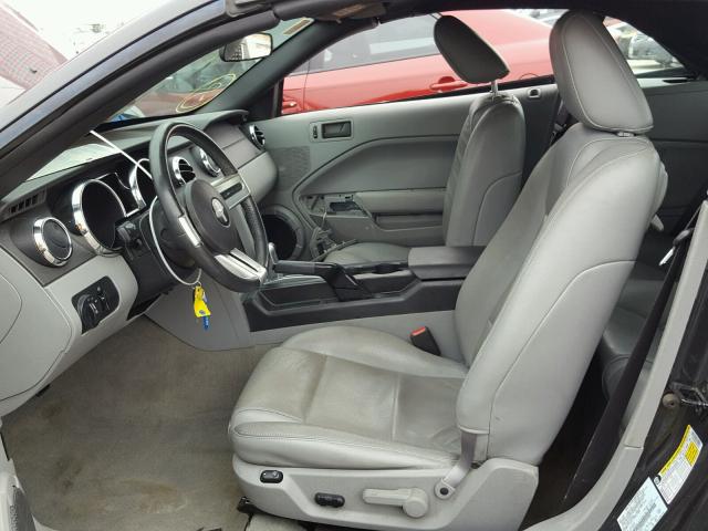 1ZVFT84N075297920 - 2007 FORD MUSTANG GRAY photo 5