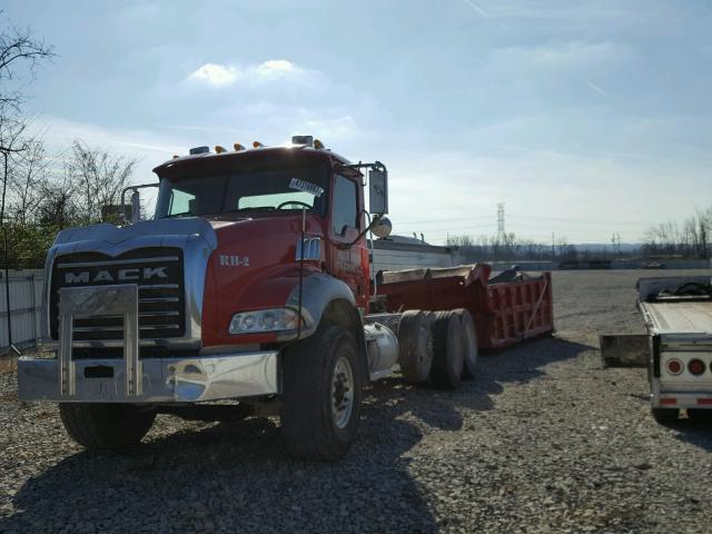 1M2AL02C47M004554 - 2007 MACK 700 CT700 RED photo 2