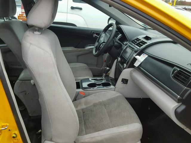 4T1BD1FK5EU097476 - 2014 TOYOTA CAMRY HYBR YELLOW photo 5