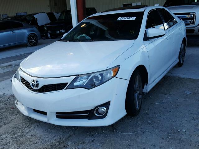 4T1BF1FK2EU305579 - 2014 TOYOTA CAMRY L WHITE photo 2