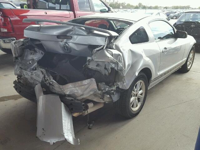 1ZVFT80NX75225225 - 2007 FORD MUSTANG SILVER photo 4