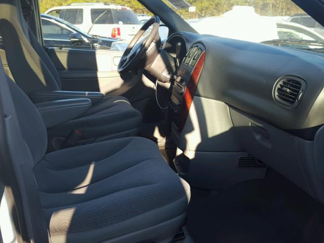 1C4GP45R44B566861 - 2004 CHRYSLER TOWN & COU BLUE photo 5