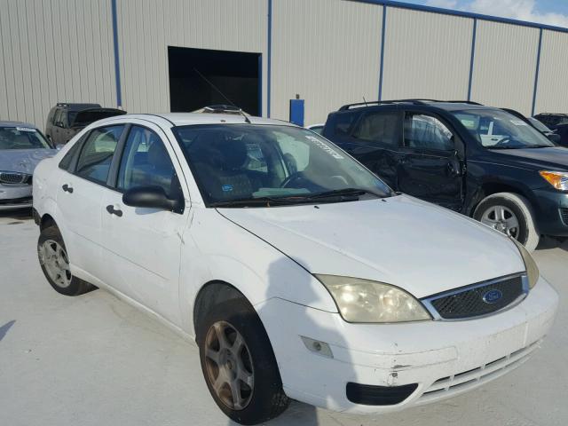 1FAHP34N47W213312 - 2007 FORD FOCUS ZX4 WHITE photo 1