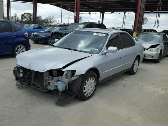 1HGCG55401A118953 - 2001 HONDA ACCORD LX SILVER photo 2