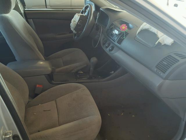 4T1BE32K43U207686 - 2003 TOYOTA CAMRY LE ვერცხლისფერი ფოტო 5