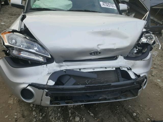 KNDJT2A54D7487590 - 2013 KIA SOUL SILVER photo 9