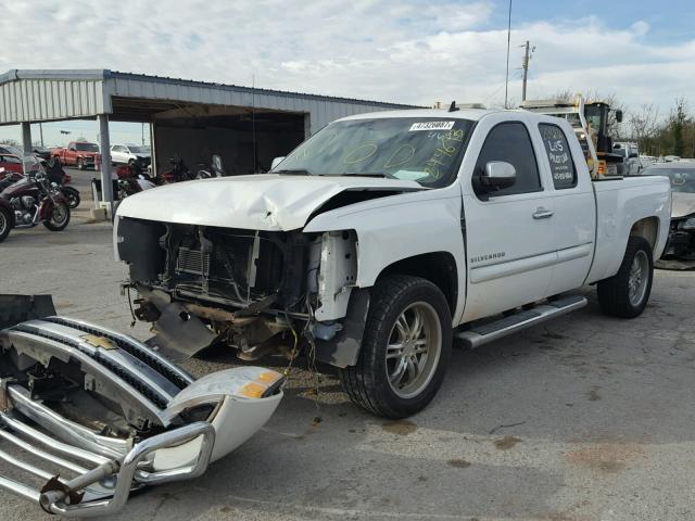 1GCRCSE01BZ244693 - 2011 CHEVROLET SILVERADO WHITE photo 2