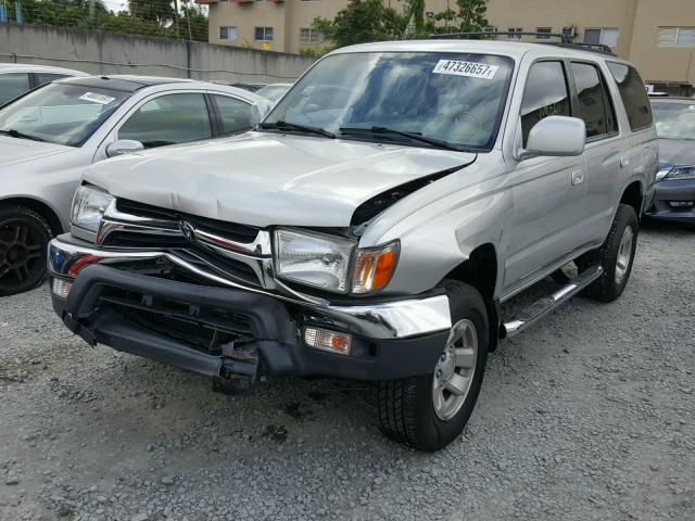 JT3GN86R520225316 - 2002 TOYOTA 4RUNNER SR SILVER photo 2