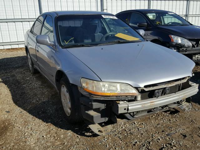 3HGCG6656YG700337 - 2000 HONDA ACCORD LX SILVER photo 1