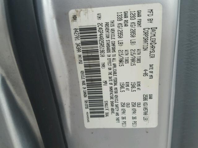 2C4GP44R25R519610 - 2005 CHRYSLER TOWN & COU SILVER photo 10