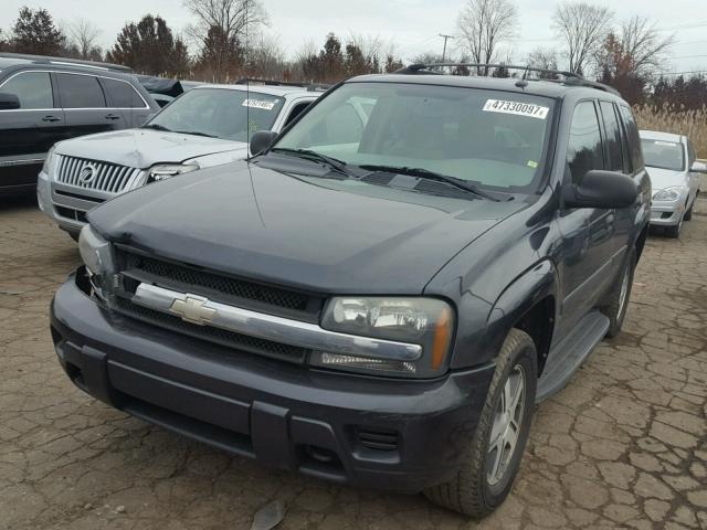 1GNDT13SX52189934 - 2005 CHEVROLET TRAILBLAZE GRAY photo 2