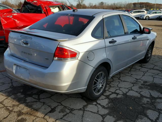 1FAHP3FN0AW102972 - 2010 FORD FOCUS SE SILVER photo 4