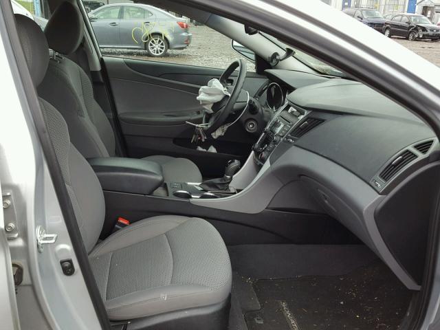 5NPEB4AC0DH793888 - 2013 HYUNDAI SONATA GLS SILVER photo 5