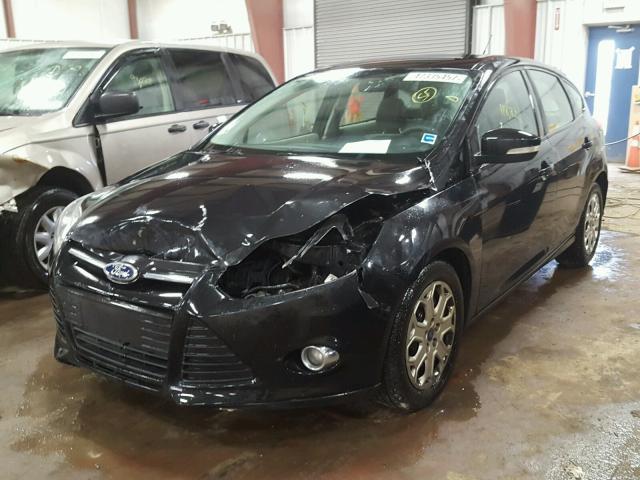 1FAHP3K24CL102747 - 2012 FORD FOCUS SE BLACK photo 2