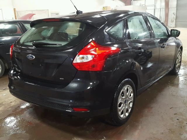 1FAHP3K24CL102747 - 2012 FORD FOCUS SE BLACK photo 4