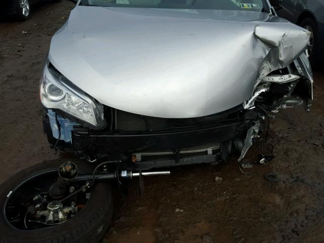 4T4BF1FK1GR528947 - 2016 TOYOTA CAMRY LE ვერცხლისფერი ფოტო 9