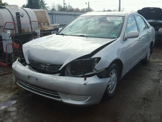 4T1BE32K25U057998 - 2005 TOYOTA CAMRY LE SILVER photo 2