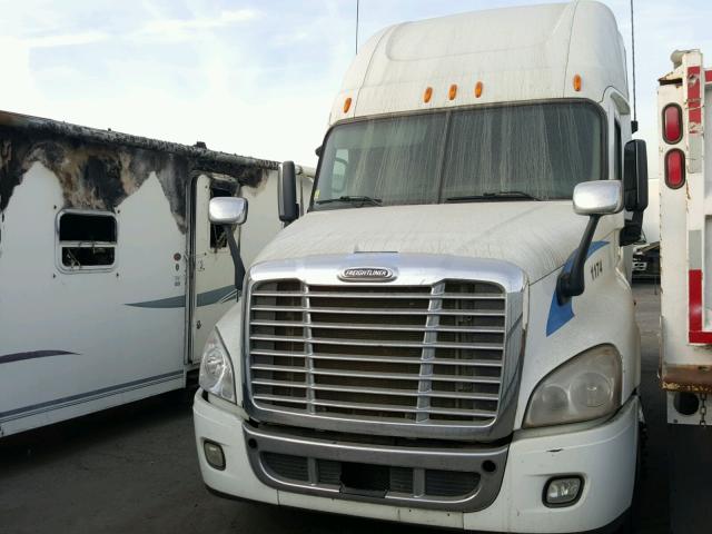 1FUJGLDR2BSAS0666 - 2011 FREIGHTLINER CASCADIA 1 WHITE photo 2