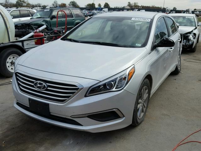 5NPE24AF6GH280935 - 2016 HYUNDAI SONATA SE SILVER photo 2