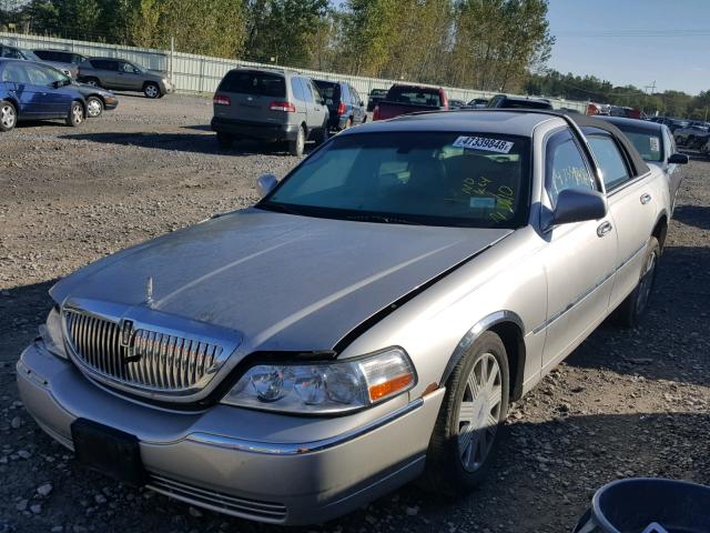 1LNHM83W74Y652350 - 2004 LINCOLN TOWN CAR U SILVER photo 2