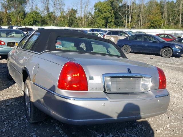 1LNHM83W74Y652350 - 2004 LINCOLN TOWN CAR U SILVER photo 3