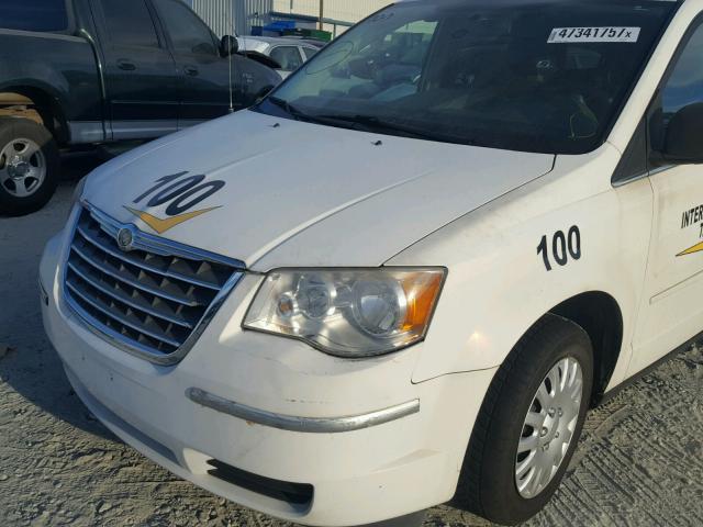 2A4RR4DEXAR137961 - 2010 CHRYSLER TOWN & COU WHITE photo 9